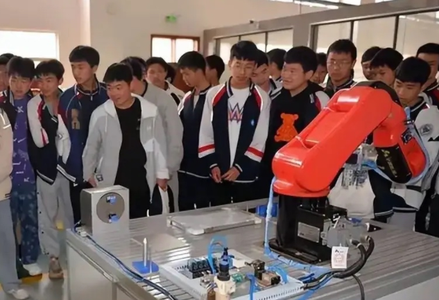 技巧训练等而现代生计教育则强调将专业学习与职业开展深度交融