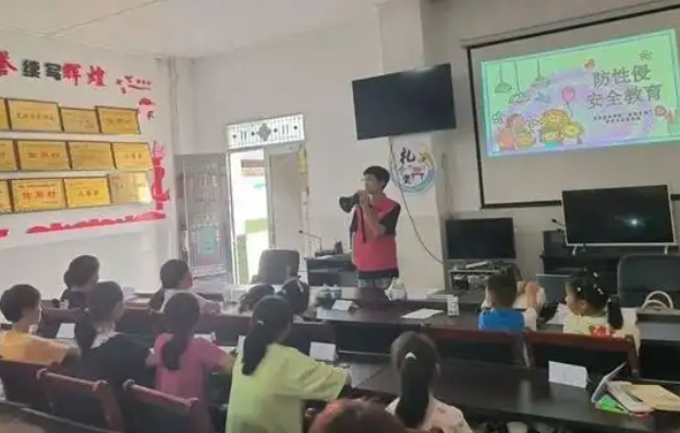 以课堂讲解相结合的形式不断提升小朋友的安全意识和应变能力