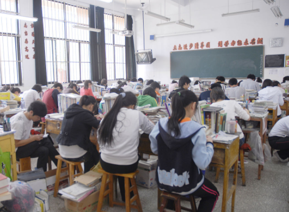 打破传统课堂让老师从讲台前走到了学生后从教师主导到学生主场
