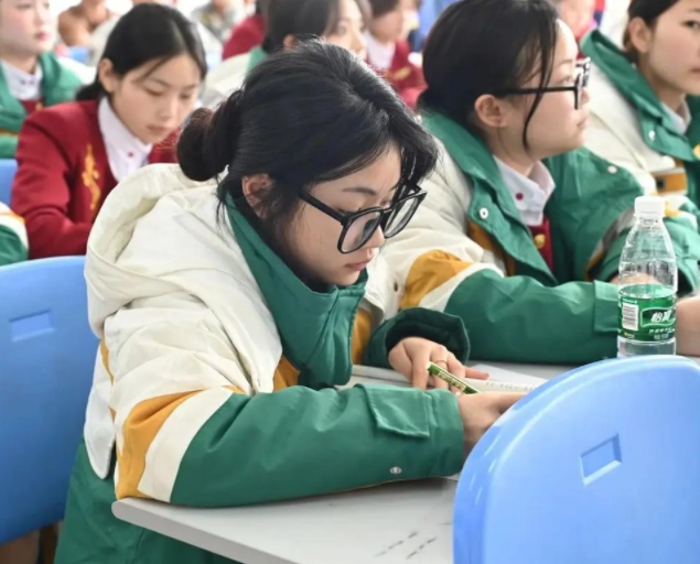 上好学的热切等更有教育资源分配长期不均学区区分固化的积弊