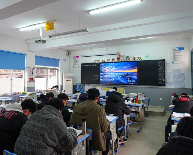 对讲堂内容的多元化诉求教师剖析学生的学习动态调整教育内容