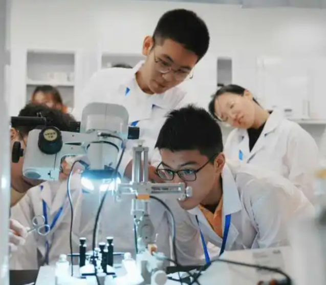 当中的讲堂经过光纤直达讲堂当名师在“专递讲堂”上为乡村孩子答疑