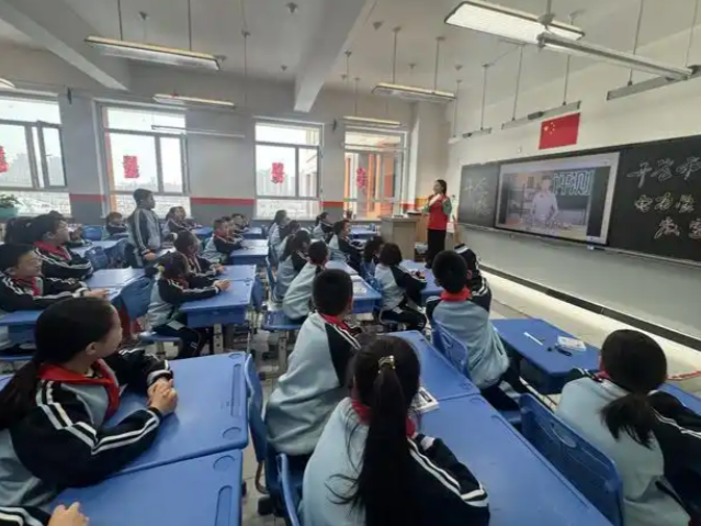 小小礼仪引导员们热心迎接同学们归来大家手持绿色心愿卡