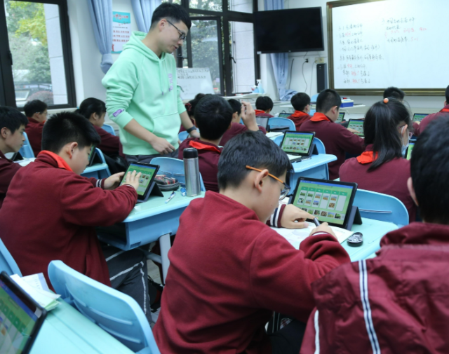 数字化建立让村庄教师足不出校就能经过同步直播参加高质量教研