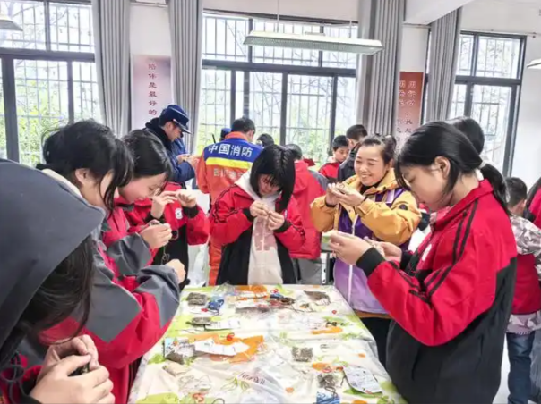 重视学生动态经常把目光聚焦在这些躲在“孤独城堡”里的孩子 重视学生动态经常把目光聚焦在这些躲在“孤独城堡”里的孩子